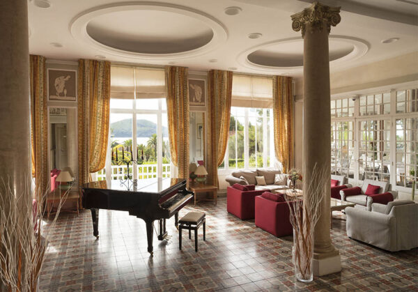 Grand Hôtel Les Lecques face à la mer en Provence, accueil piano